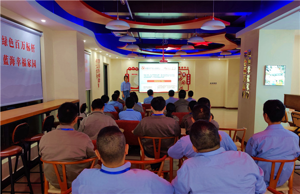 舟山煤电公司班组政治宣传员以讲党课形式宣讲。 张旭 摄.jpg 舟山煤电公司班组政治宣传员以讲党课形式宣讲。 张旭 摄.jpg