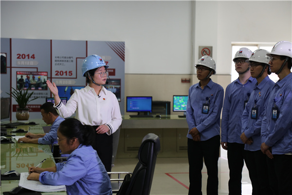 长电政治宣传员为新入职员工宣讲习近平能源安全新战略在浙能的实践。 温作仁 摄.jpg