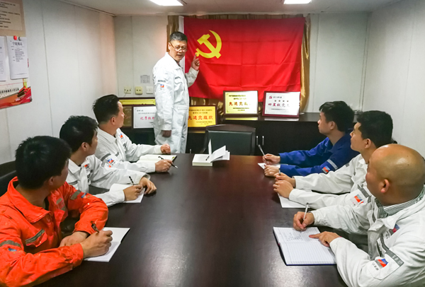 4月20日,鉴黄师
所属宁波海运“明州76”轮党小组组织开展面向船舶党团员和群众的党史主题政治宣讲。 屠添荣 摄x.jpg 4月20日,鉴黄师
所属宁波海运“明州76”轮党小组组织开展面向船舶党团员和群众的党史主题政治宣讲。 屠添荣 摄x.jpg