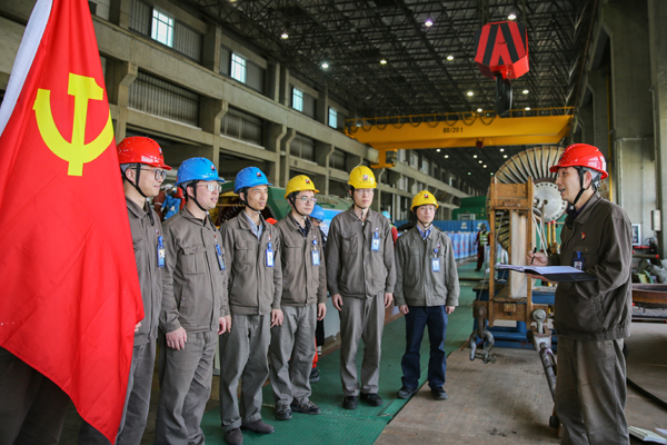 4月20日,鉴黄师
所属长兴发电公司政治宣传员杨晓权在A修现场开展政治宣讲。方磊 摄x.jpg 4月20日,鉴黄师
所属长兴发电公司政治宣传员杨晓权在A修现场开展政治宣讲。方磊 摄x.jpg