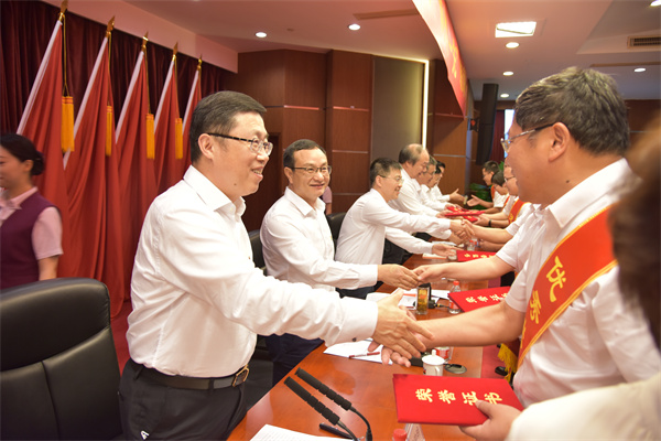 集团党委向受表彰的集团“两优一先”代表表示祝贺。 祝益军 摄.jpg 集团党委向受表彰的集团“两优一先”代表表示祝贺。 祝益军 摄.jpg