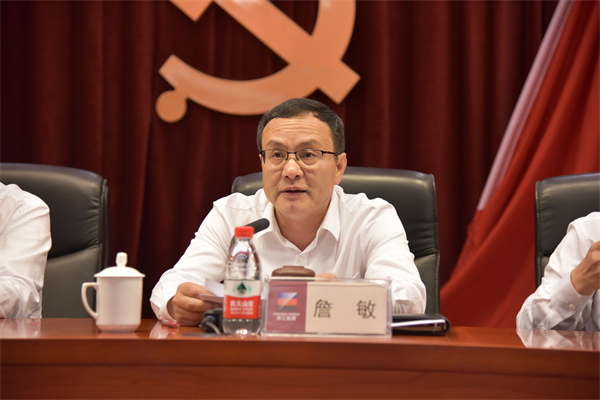 集团党委副书记、总经理詹敏宣读表彰文件。 祝益军 摄.jpg 集团党委副书记、总经理詹敏宣读表彰文件。 祝益军 摄.jpg