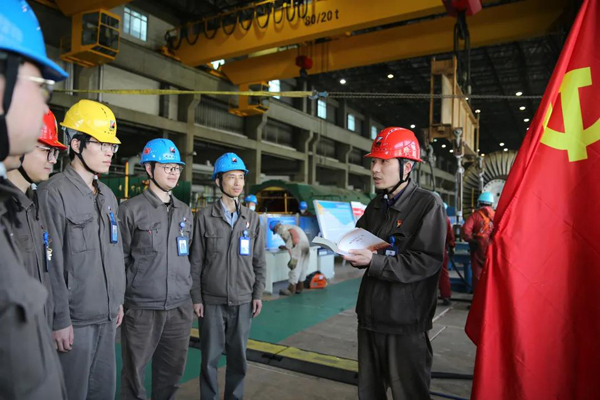 浙能长电公司政治宣传员杨晓权在A修现场为党员志愿者队开展政治宣讲x.jpg 浙能长电公司政治宣传员杨晓权在A修现场为党员志愿者队开展政治宣讲x.jpg