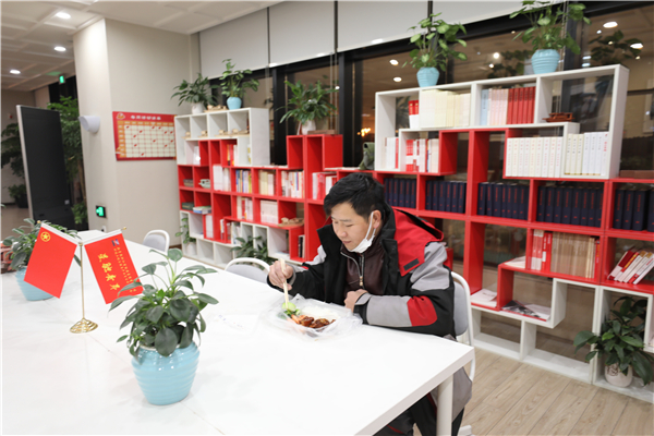 意外滞留在园区内的快递小哥收到了青年志愿者送来的一份热腾腾晚餐,让这个冬雪夜更暖心.jpg 意外滞留在园区内的快递小哥收到了青年志愿者送来的一份热腾腾晚餐,让这个冬雪夜更暖心.jpg