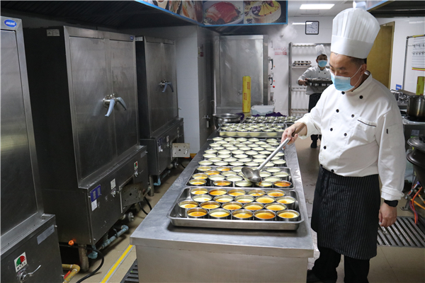 浙能物业余杭分公司全体动员,为大厦职工提供晚餐。 贺钢馗 摄.jpg 浙能物业余杭分公司全体动员,为大厦职工提供晚餐。 贺钢馗 摄.jpg