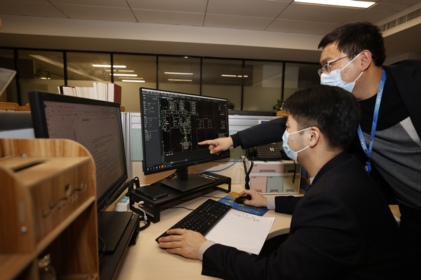 大楼各单位所有职工都在各自岗位有序待命,同时有条不紊地完成手头各项工作.jpg 大楼各单位所有职工都在各自岗位有序待命,同时有条不紊地完成手头各项工作.jpg