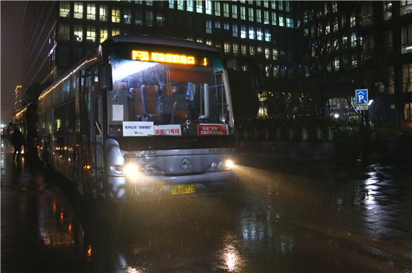 17辆通勤车随时待命.jpg 17辆通勤车随时待命.jpg