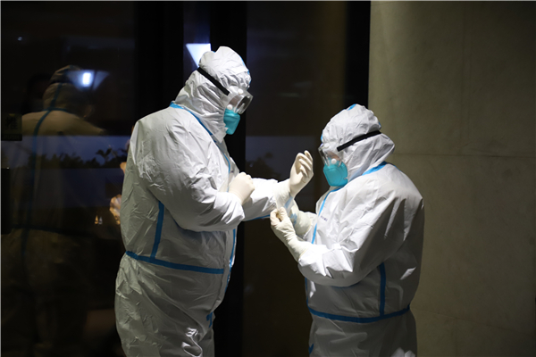 医护人员化身暖心大白,守护人民健康。 殷梦奇 摄.jpg 医护人员化身暖心大白,守护人民健康。 殷梦奇 摄.jpg