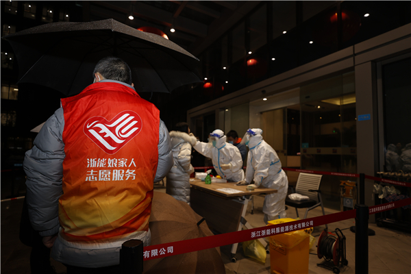 大厦内各单位党员志愿者、青年志愿者、娘家人志愿者为检测工作提供服务.jpg 大厦内各单位党员志愿者、青年志愿者、娘家人志愿者为检测工作提供服务.jpg