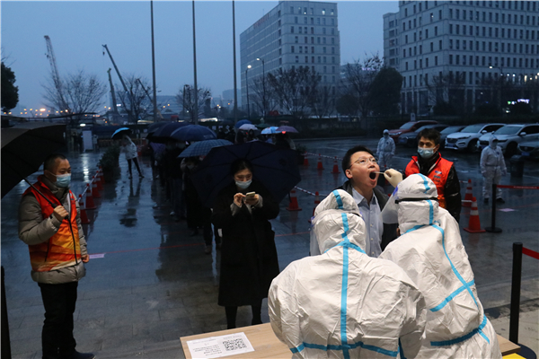 浙能创业大厦职工有序排队开展核酸检测.jpg 浙能创业大厦职工有序排队开展核酸检测.jpg