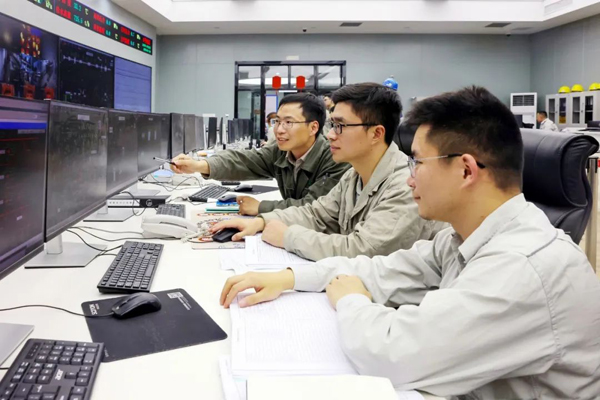 5x-浙能乐清发电公司技术人员紧盯5号机组操作界面,高效执行指令,为机组安全运行保驾护航。陈清瑜 摄.jpg 5x-浙能乐清发电公司技术人员紧盯5号机组操作界面,高效执行指令,为机组安全运行保驾护航。陈清瑜 摄.jpg